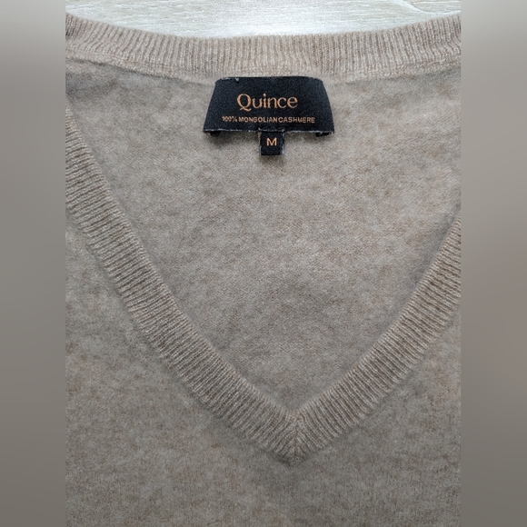 Quince Oatmeal Beige 100% Mongolian Cashmere V-Neck Sweater Classic Staple - Picture 8 of 9